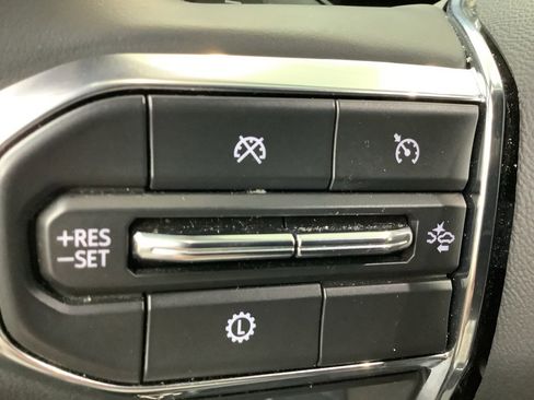 Used 2025 GMC Acadia Elevation image 17