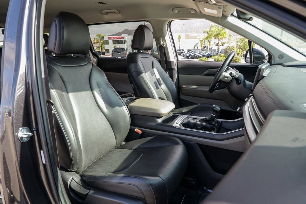 Used 2025 Kia Carnival FWD image 21