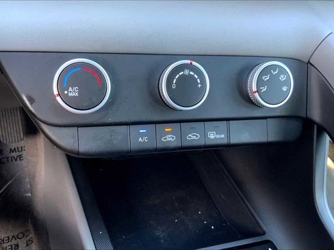 Used 2024 Hyundai Elantra SE image 27