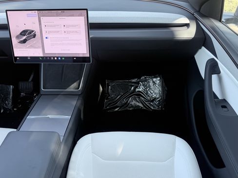 Used 2026 Tesla Model Y AWD image 56