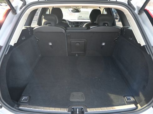 Used 2025 Volvo XC60 B5 Plus image 27