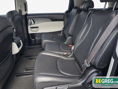 Used 2023 Kia Carnival LX FWD image 11