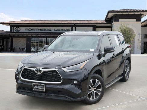 Used 2022 Toyota Highlander XLE FWD image 1