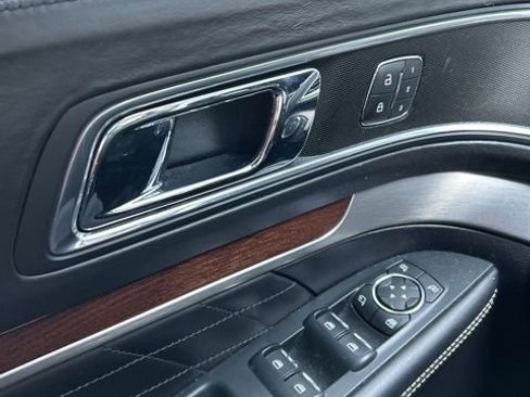 Used 2018 Ford Explorer Platinum image 17