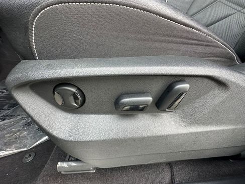 Used 2024 Volkswagen Atlas SE w/ Panoramic Sunroof Package image 10