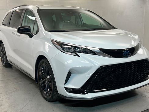 Used 2023 Toyota Sienna XSE w/ XSE Plus Package FWD image 7