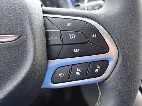 Used 2024 Chrysler Pacifica Touring-L FWD image 18