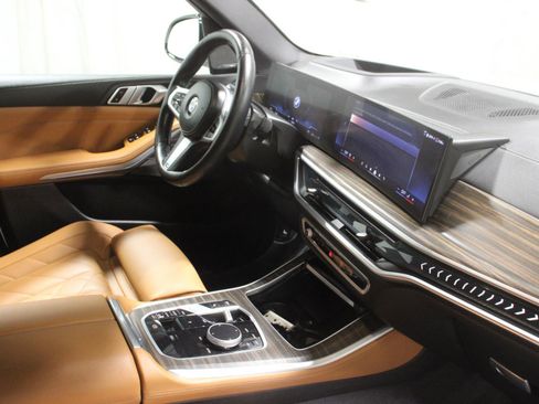 Used 2025 BMW X5 xDrive40i w/ M Sport Package AWD/4WD image 9