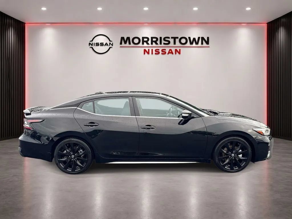 Used 2022 Nissan Maxima SR w/ Sport Mat Group FWD image 2