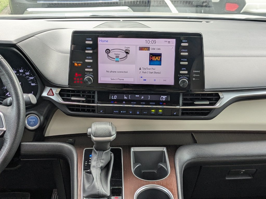 Used 2023 Toyota Sienna XLE FWD image 17