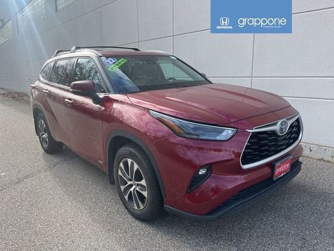 Used 2022 Toyota Highlander XLE image 1