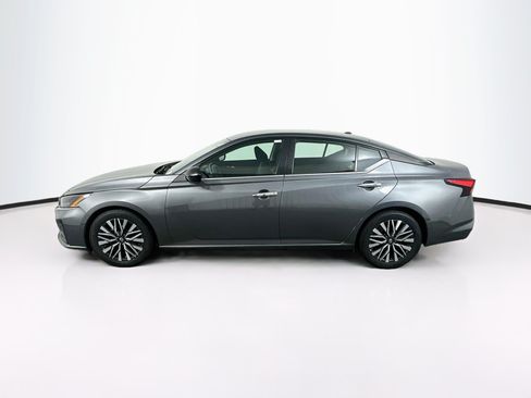 Used 2025 Nissan Altima 2.5 SV FWD image 4