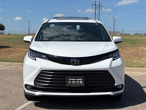 New 2026 Toyota Sienna XLE Woodland Edition AWD/4WD image 3