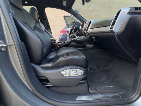 Used 2018 Porsche Cayenne Turbo image 34
