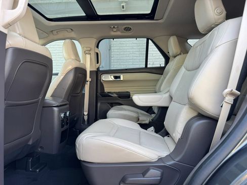 Used 2020 Ford Explorer Platinum w/ Premium Technology Package AWD/4WD image 19