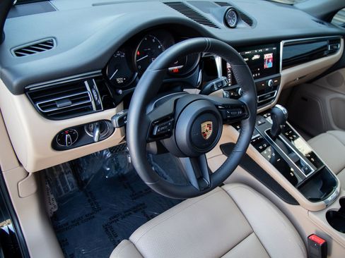 Certified 2025 Porsche Macan AWD/4WD image 4