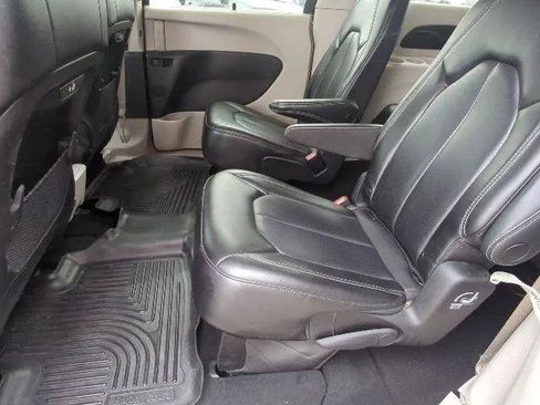 Certified 2023 Chrysler Pacifica Touring-L FWD image 24