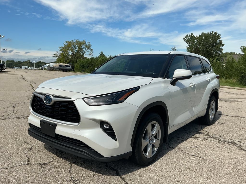 Used 2022 Toyota Highlander LE AWD/4WD image 3