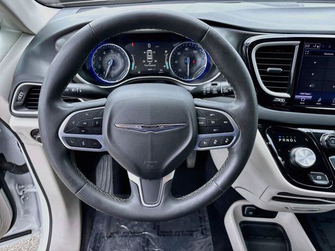 Used 2023 Chrysler Pacifica Touring-L FWD image 11