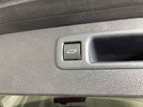 Used 2021 Toyota Highlander XLE image 24