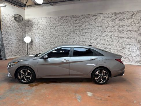 Used 2023 Hyundai Elantra SEL w/ Convenience Package FWD image 4