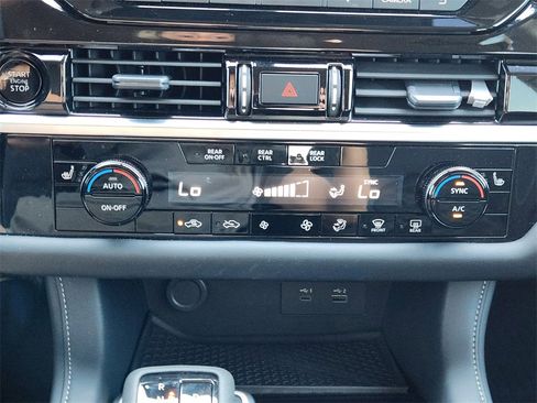 Used 2025 Nissan Pathfinder SV image 13