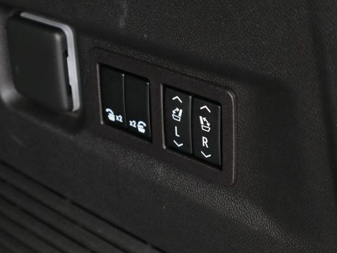 Used 2023 GMC Yukon XL Denali RWD image 33