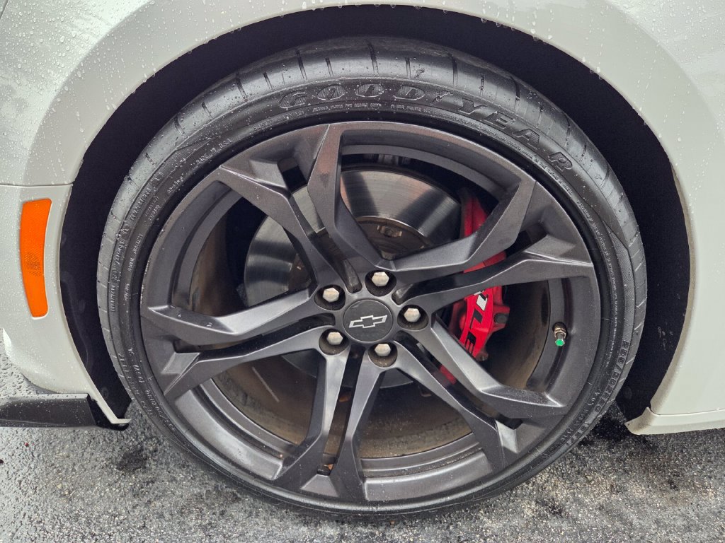 Used 2020 Chevrolet Camaro SS RWD image 9