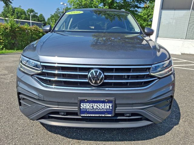 Used 2023 Volkswagen Tiguan SE FWD image 2