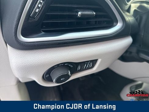 Used 2024 Chrysler Pacifica Touring-L image 21