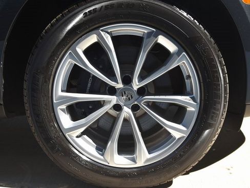 Certified 2025 Porsche Macan image 11