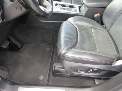 Used 2020 Ford Explorer Platinum w/ Premium Technology Package AWD/4WD image 23