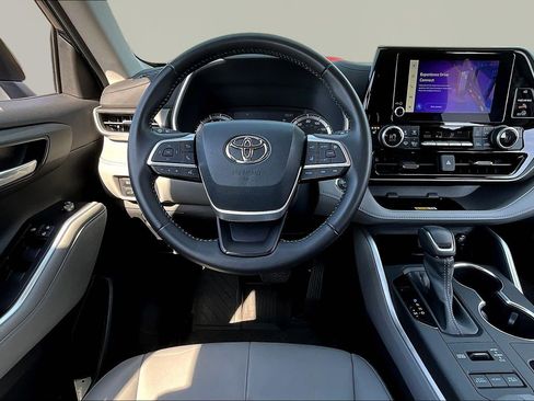 Used 2023 Toyota Highlander XLE image 8