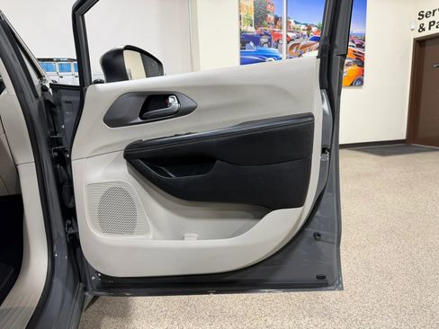 Used 2023 Chrysler Pacifica Touring-L FWD image 28