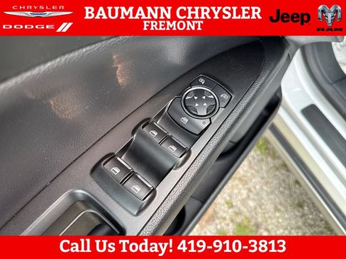 Used 2017 Ford Fusion SE FWD image 11