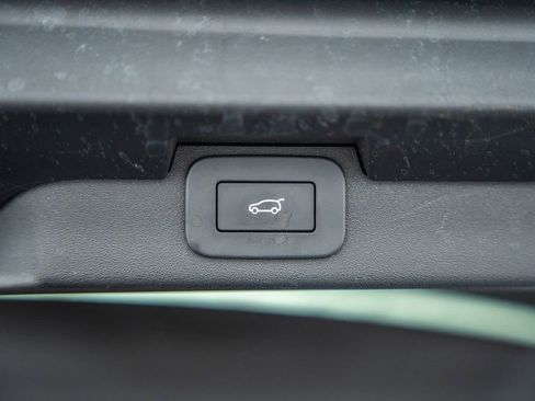 Used 2024 Land Rover Discovery Metropolitan Edition AWD/4WD image 13