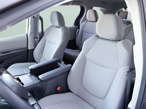 Certified 2022 Toyota Sienna LE image 18