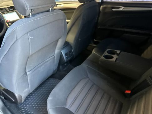 Used 2017 Ford Fusion SE w/ Fusion SE Technology Package FWD image 5