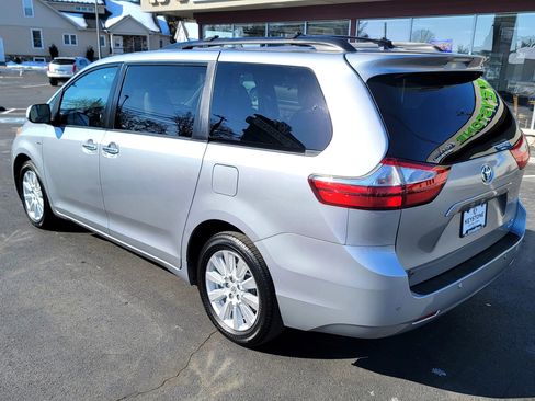 Used 2017 Toyota Sienna XLE w/ XLE Navigation Package image 7
