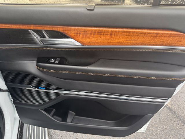 Used 2023 Jeep Grand Wagoneer L Series III w/ Rear Seat Video Group 1 AWD/4WD image 15
