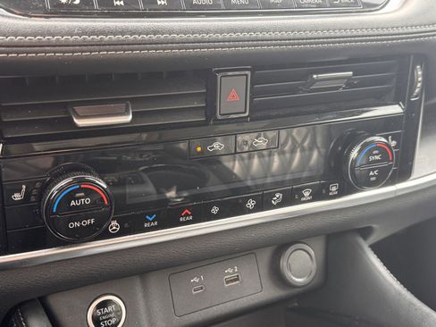 Used 2021 Nissan Rogue Platinum image 17