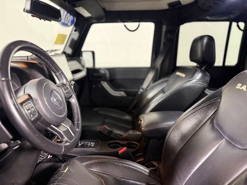 Used 2014 Jeep Wrangler Unlimited Sahara w/ Dual Top Group AWD/4WD image 18
