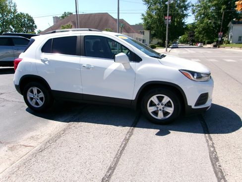 Used 2017 Chevrolet Trax LT w/ LT Convenience Package FWD image 4
