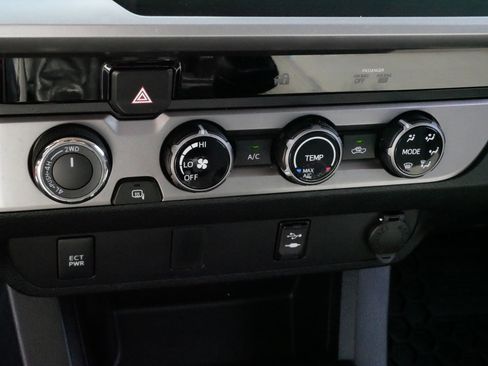 Used 2016 Toyota Tacoma SR5 AWD/4WD image 23