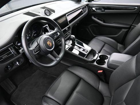 Certified 2022 Porsche Macan image 4