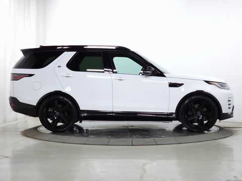 Used 2025 Land Rover Discovery Dynamic SE image 9