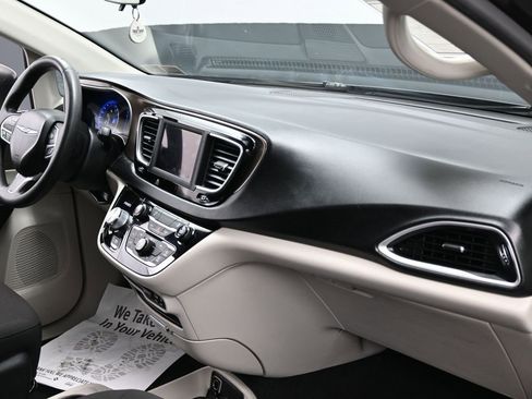 Used 2020 Chrysler Voyager L image 33