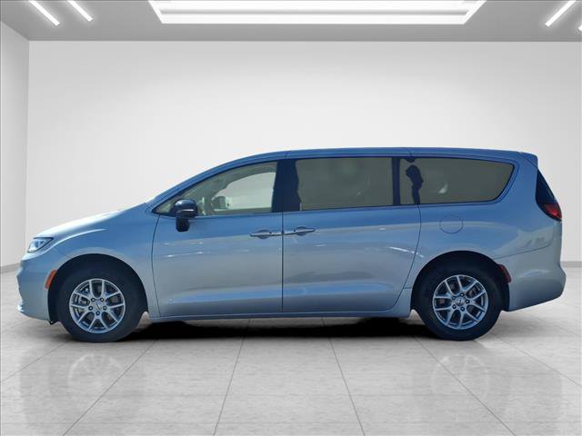 Used 2024 Chrysler Pacifica Touring-L FWD image 7