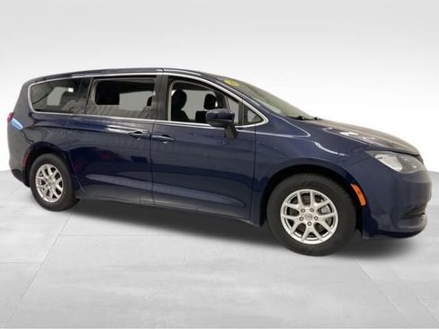 Used 2020 Chrysler Voyager LX image 8