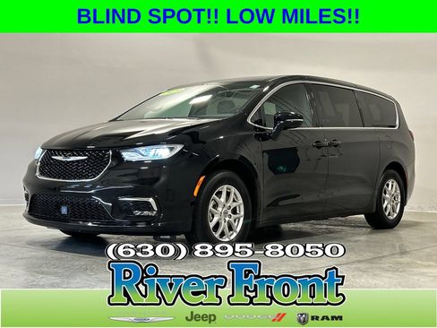 Used 2025 Chrysler Pacifica Select FWD image 1
